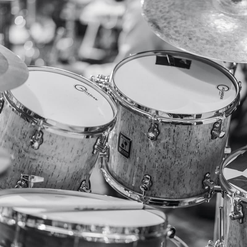 Gros plan noir et blanc d'une batterie Sonor avec toms et cymbales