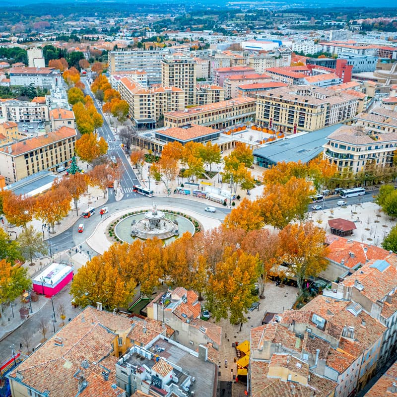 Vue aérienne drone d'Aix-en-Provence avec la fontaine de la Rotonde