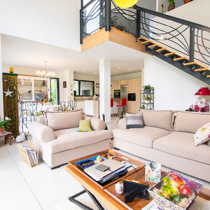 Intérieur lumineux d'une maison contemporaine avec salon mezzanine