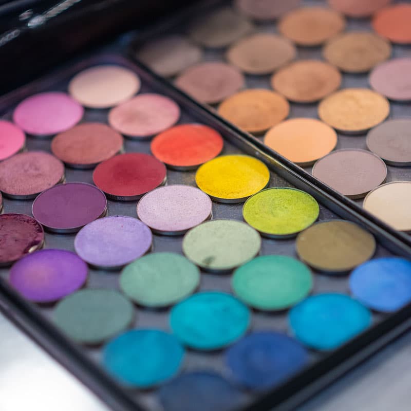 Palette de maquillage professionnelle avec fards multicolores en gros plan